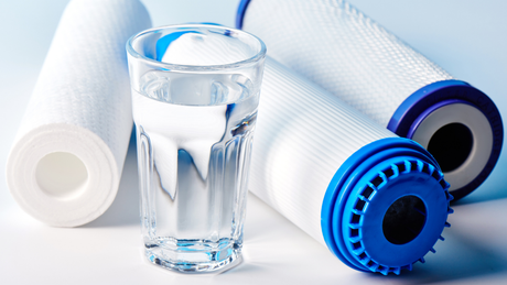 un verre d'eau présenté avec 3 filtre à eau